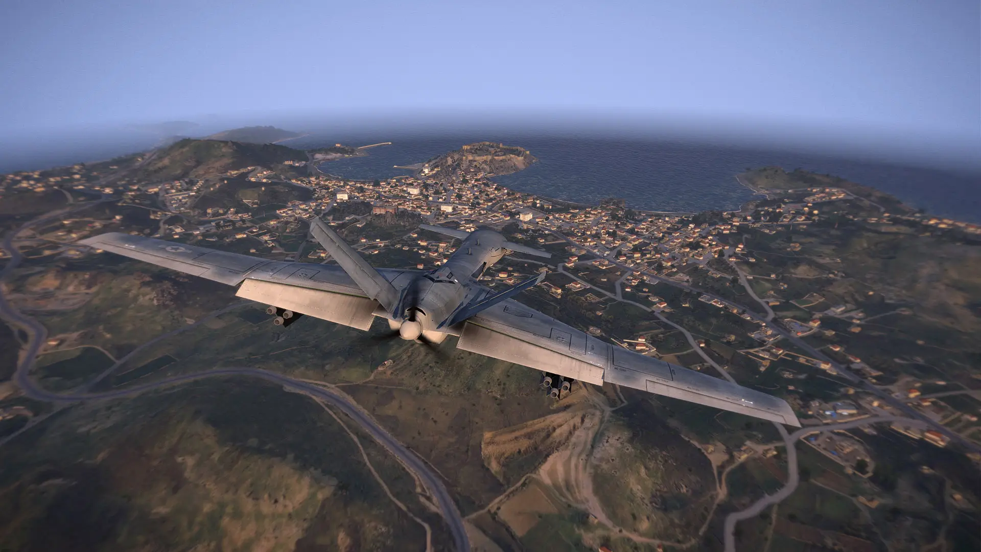 Arma 3 Altis Life Server mieten: eine Drohne fliegt über eine Küstenstadt auf Altis, mit einer Burg auf der Landzunge und dem Meer dahinter