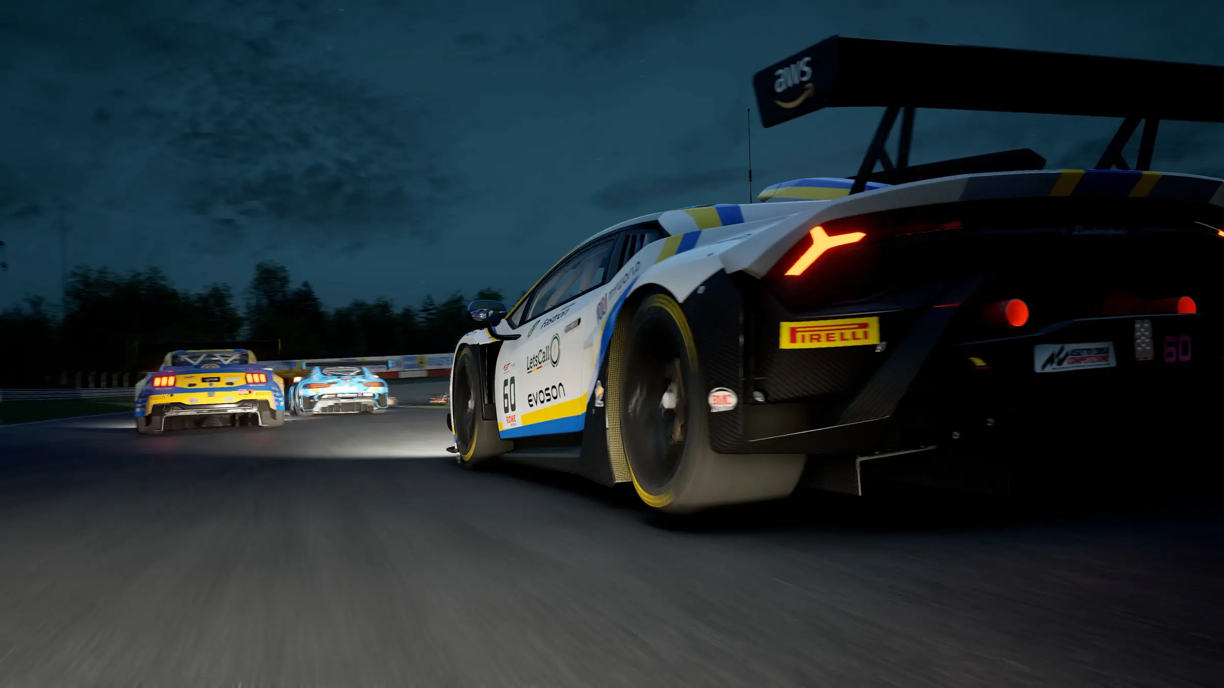 Hosting server Assetto Corsa Competizione: auto GT3 in lotta in curva di notte, con i fanali posteriori accesi