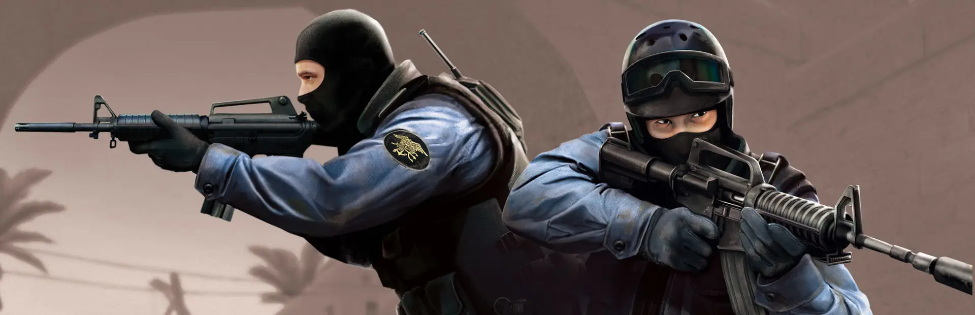 Counter-Strike: Source Server mieten: zwei Counter-Terroristen, einer mit Sturmhaube und einer mit Helm und Schutzbrille, zielen mit ihren Gewehren vor einem sandfarbenen Torbogen und Palmen
