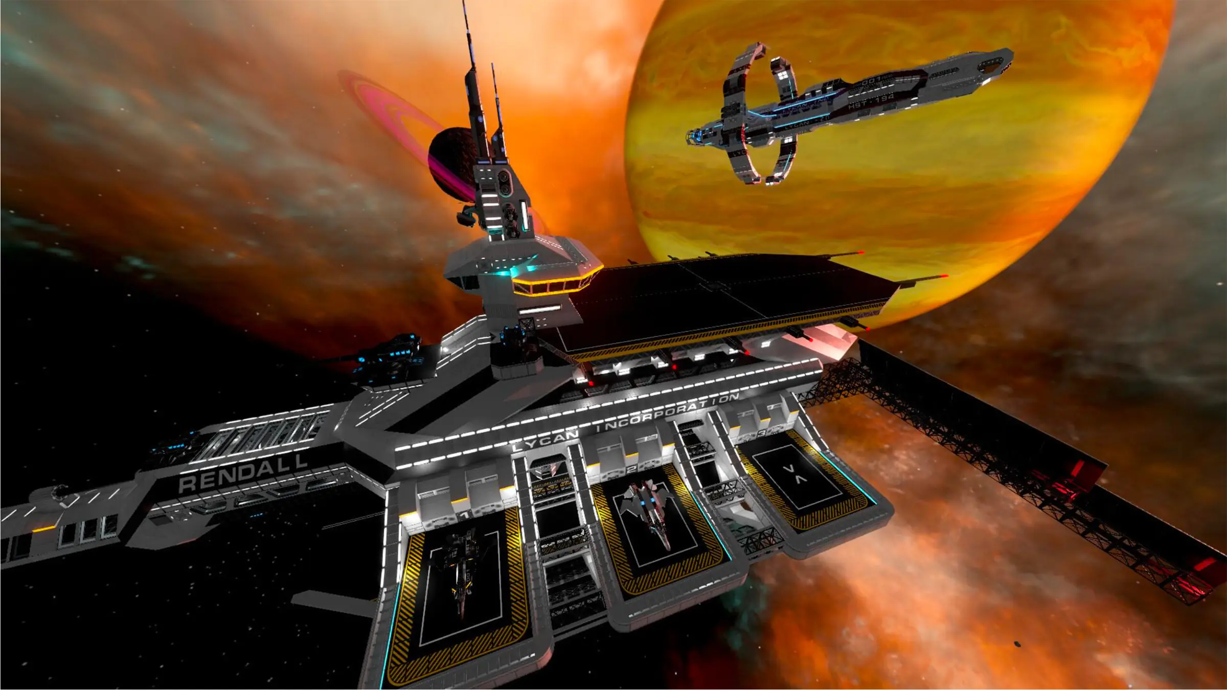 Serwer Empyrion: Galactic Survival: stacja kosmiczna z lądowiskami przy pomarańczowym gazowym olbrzymie, obok przelatuje statek