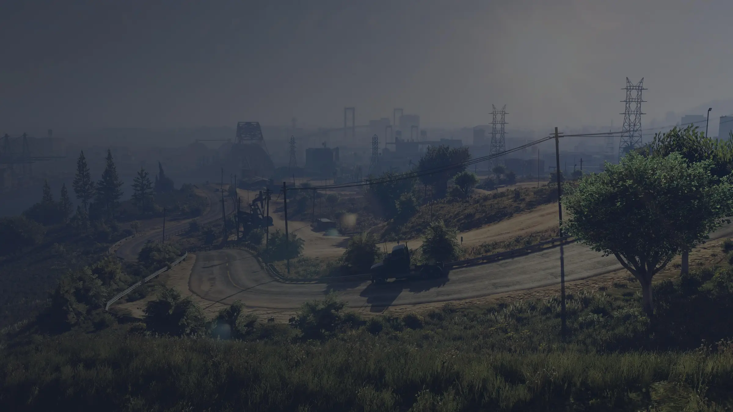 FiveM Server mieten: eine kurvige Landstraße durch die Hügel über der dunstigen Skyline von Los Santos