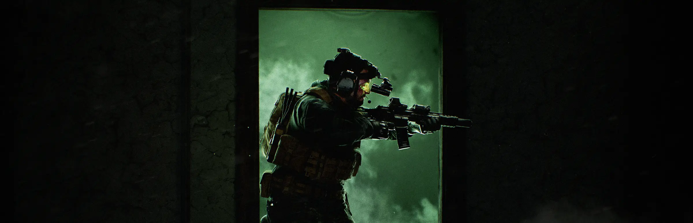 Hosting server Ground Branch: un operatore delle forze speciali con visore notturno e fucile silenziato varca una porta illuminata di verde