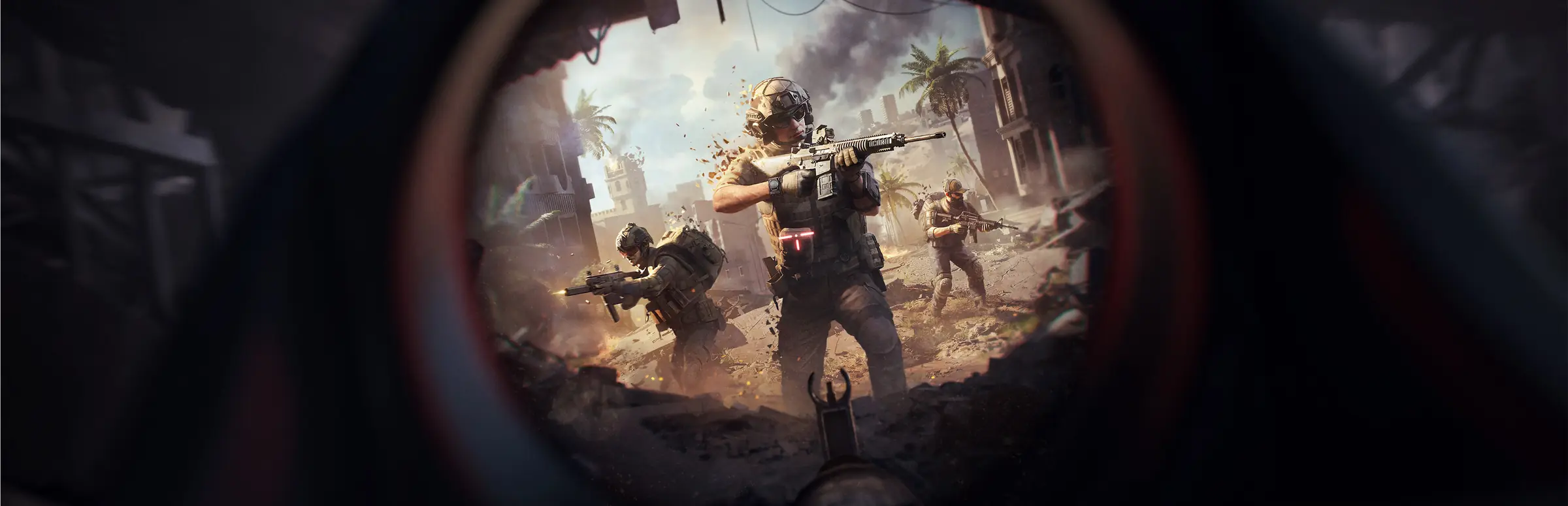 Hosting server Insurgency: Sandstorm: soldati in pieno scontro a fuoco in una strada polverosa, visti attraverso un mirino scuro