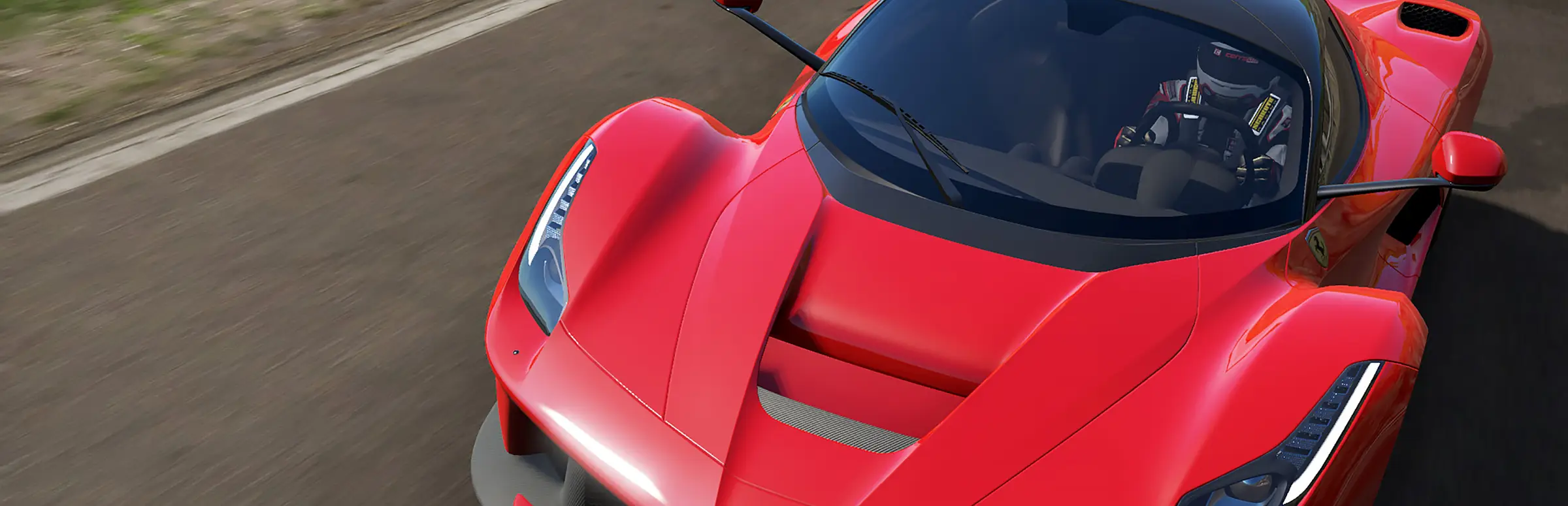 Hosting server Project CARS 2: un’hypercar Ferrari rossa con il pilota in casco al volante sfreccia su una pista assolata