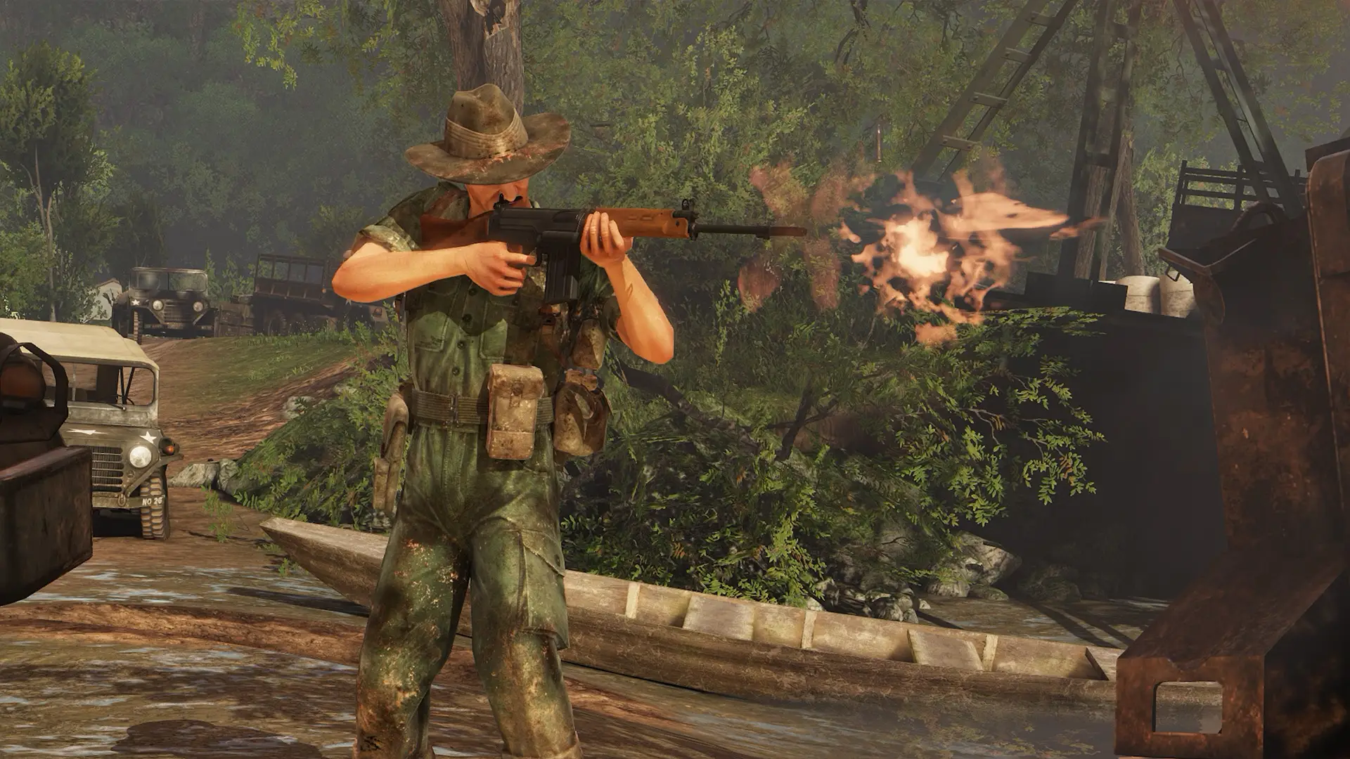 Hosting server Rising Storm 2: Vietnam: un soldato con il cappello da boscaglia spara col fucile da una riva fangosa nella giungla, accanto a una jeep e a una barca di legno