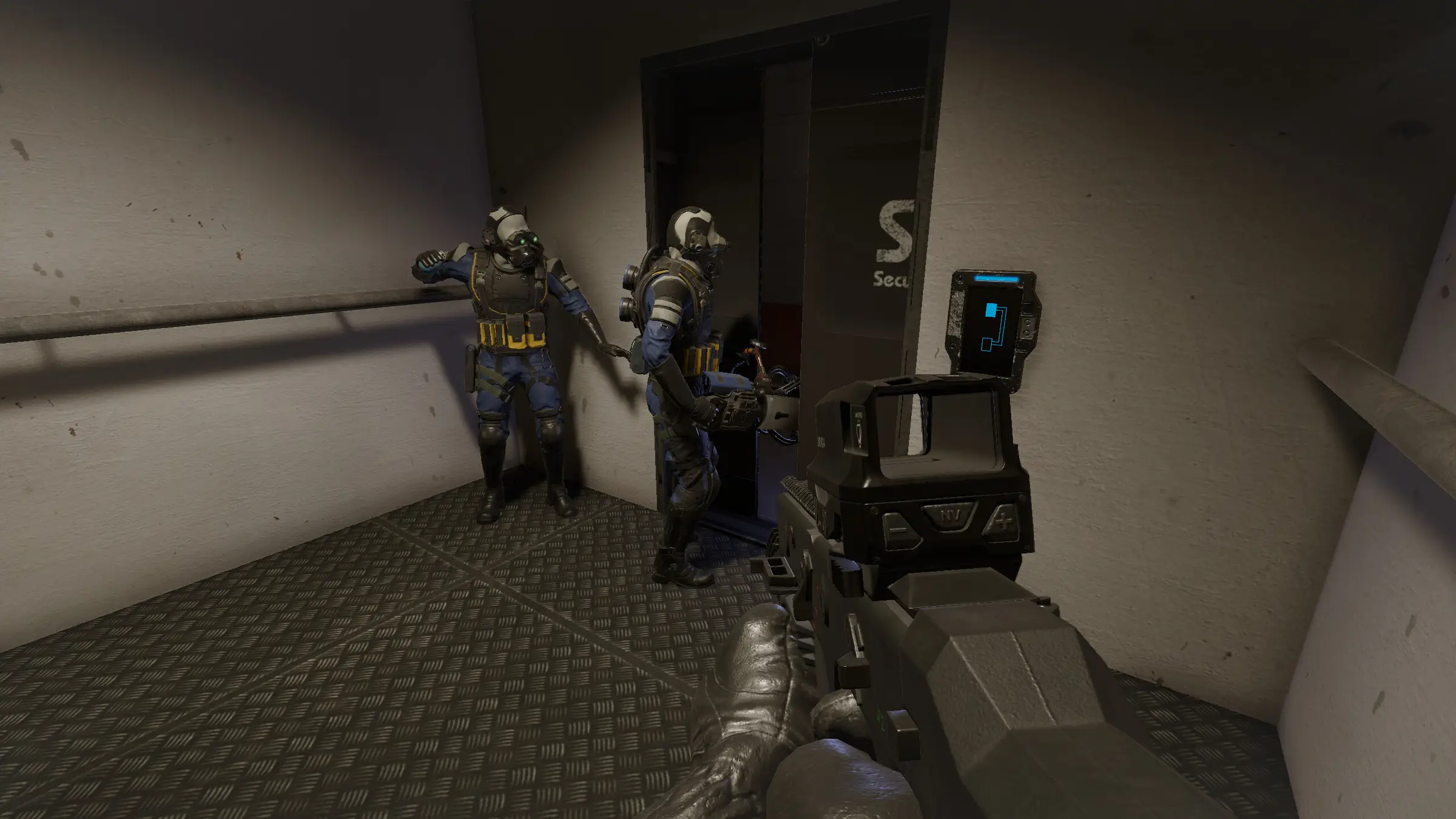 SCP: Secret Laboratory Server mieten: zwei Soldaten der Mobile Task Force mit Gasmasken warten an einer Aufzugstür, während der Spieler sie mit dem Gewehr deckt