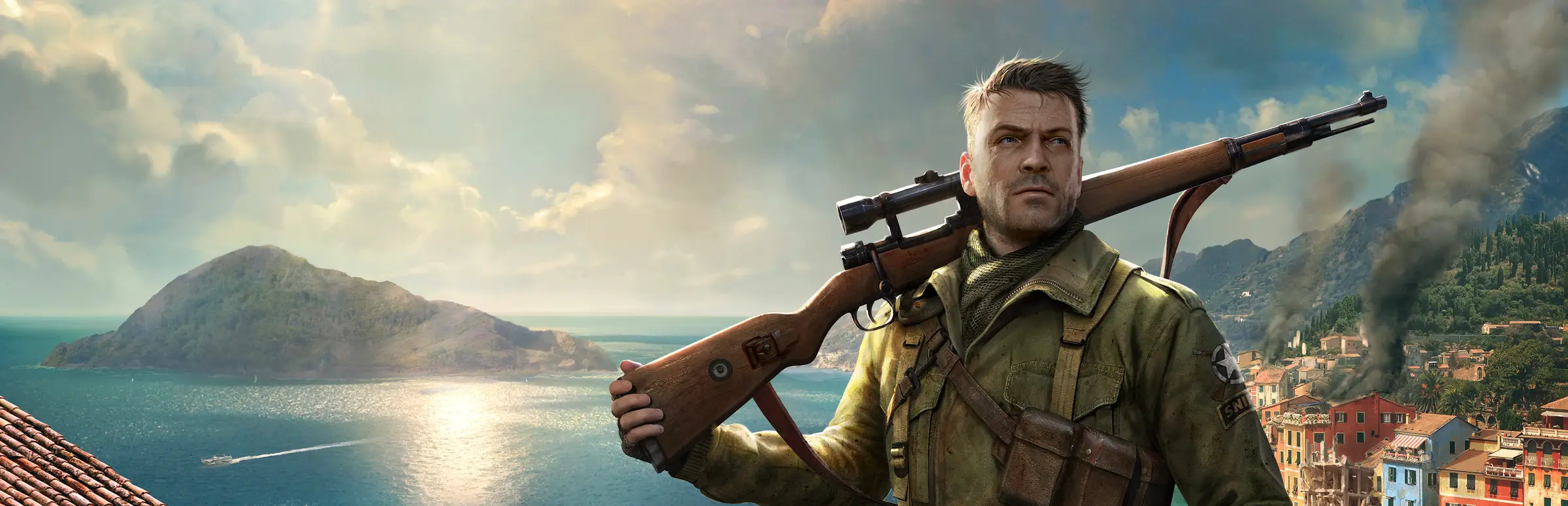 Sniper Elite 4 Server mieten: ein Scharfschütze mit Zielfernrohrgewehr auf der Schulter steht über einer sonnigen italienischen Küstenstadt, während Rauch aus den Hügeln aufsteigt