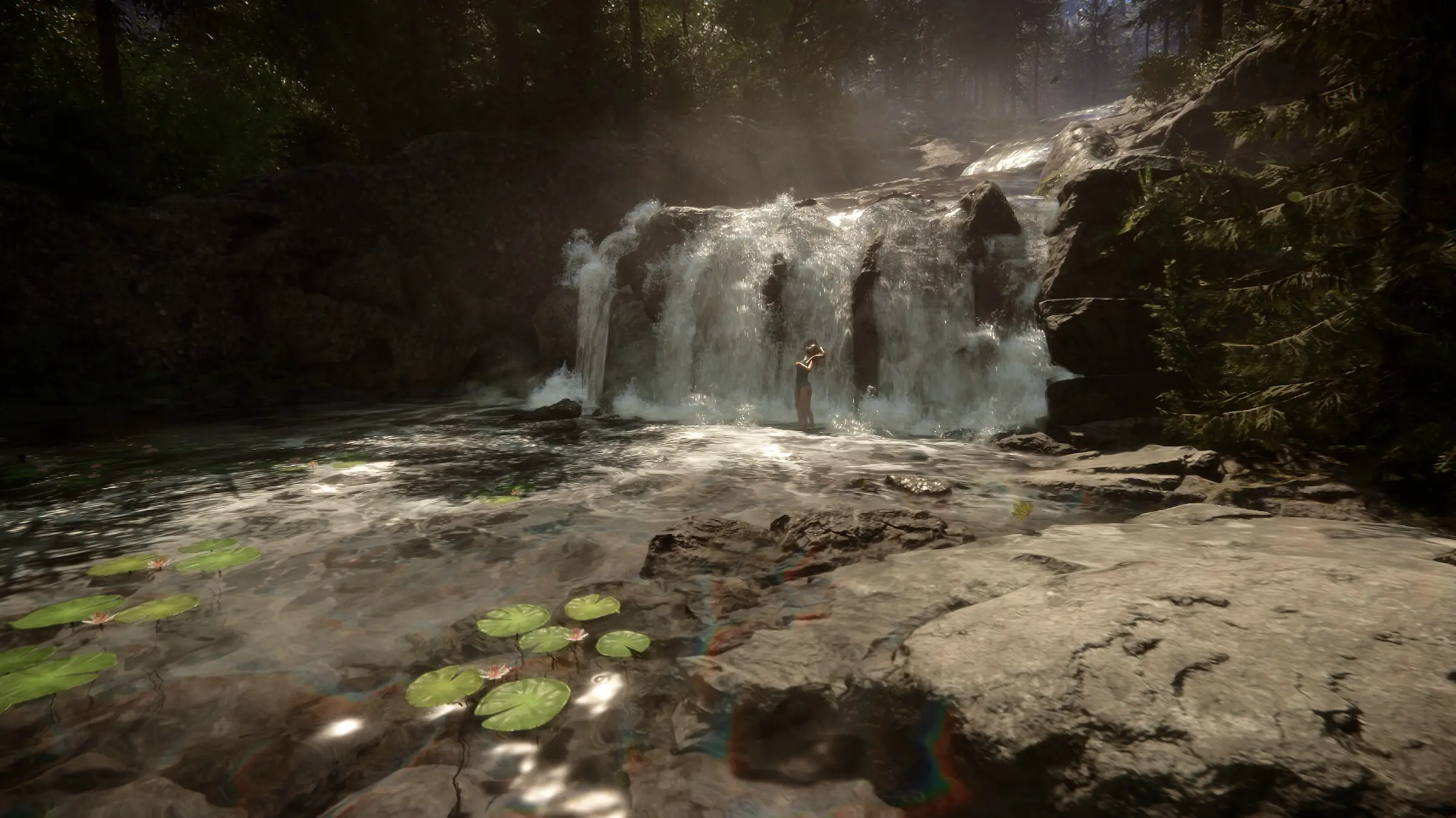Sons of the Forest Server mieten: ein Wasserfall stürzt in einem sonnigen Wald in einen felsigen Teich voller Seerosen