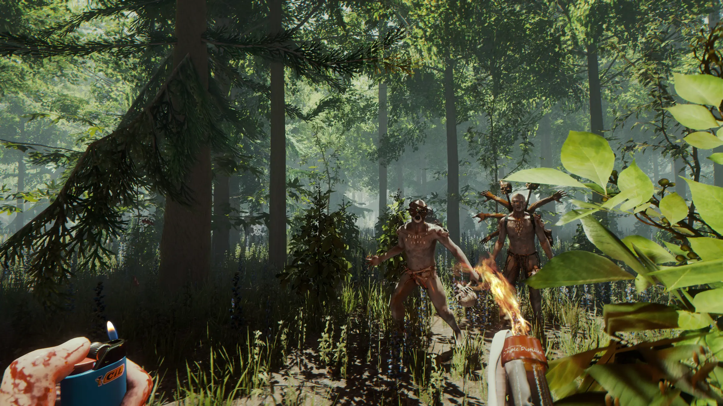 Hosting server The Forest: un sopravvissuto accende una molotov mentre cannibali dipinti e un mutante dalle molte braccia caricano tra gli alberi