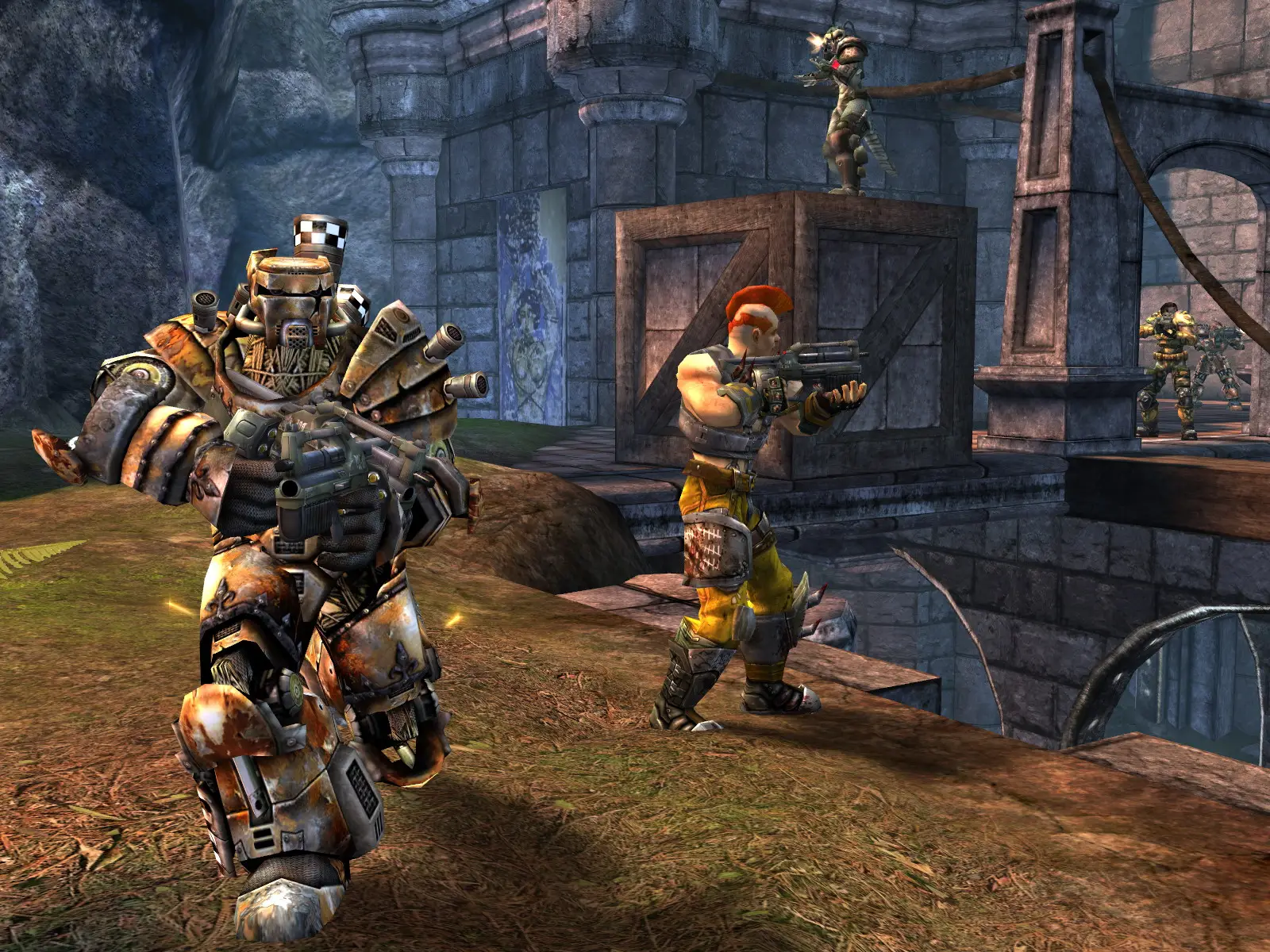 Servidor Unreal Tournament 2004: um lutador de armadura e um atirador de crista vermelha avançam por uma arena num castelo de pedra em ruínas, enquanto outros abrem fogo de cima de um caixote e de uma ponte