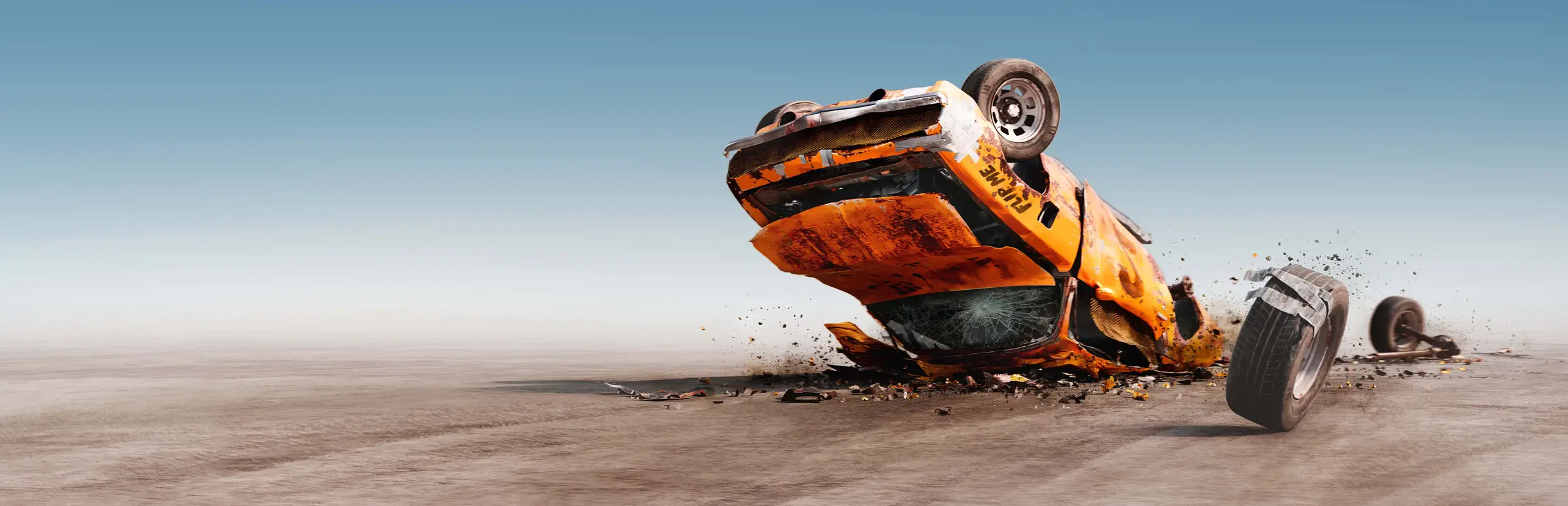 Wreckfest 2 Server mieten: ein verbeultes orangefarbenes Auto überschlägt sich auf einer staubigen Ebene und verliert dabei ein Rad